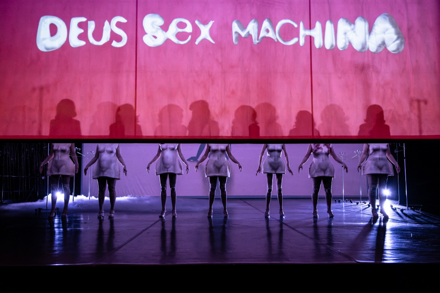 Deus sex machina