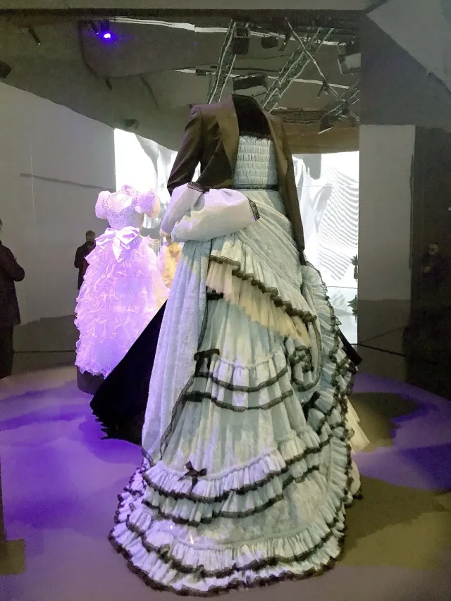 Suknia z okładki „Vogue”, wystawa w V&A