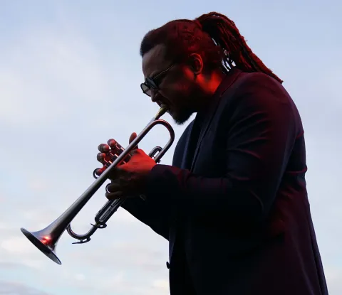 Dennis Adu w Warszawie: kameralny koncert z muzyką Krzysztofa Komedy